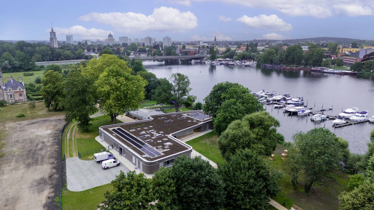 Das Bild zeigt ein Strandbad von oben.