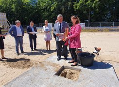 © LGE M-V GmbH Die Abbildung zeigt mehrere Personen beim Spatenstich.