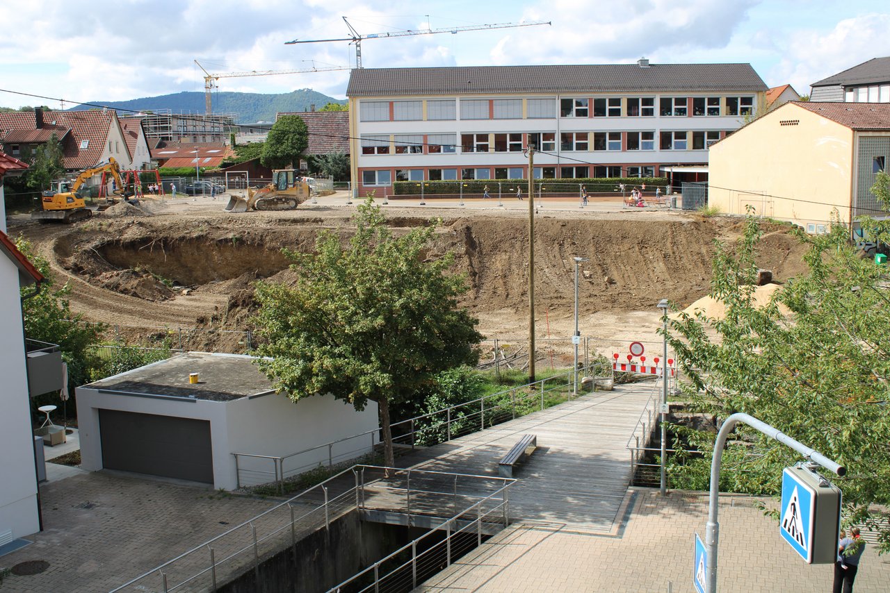 Baustart für den Ersatzneubau der Turnhalle an der Limburg-Grundschule in Weilheim an der Teck, Baden-Württemberg.