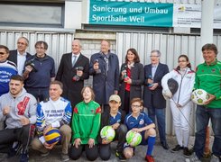 © Jean-Claude Winkler Das Bild zeigt Jugendliche und kommunale Vertreterinnen und Vertreter