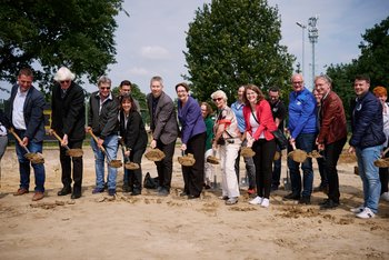 Quelle: Henning Schacht Man sieht eine Gruppe Menschen, die einen Spatenstich vollziehen.