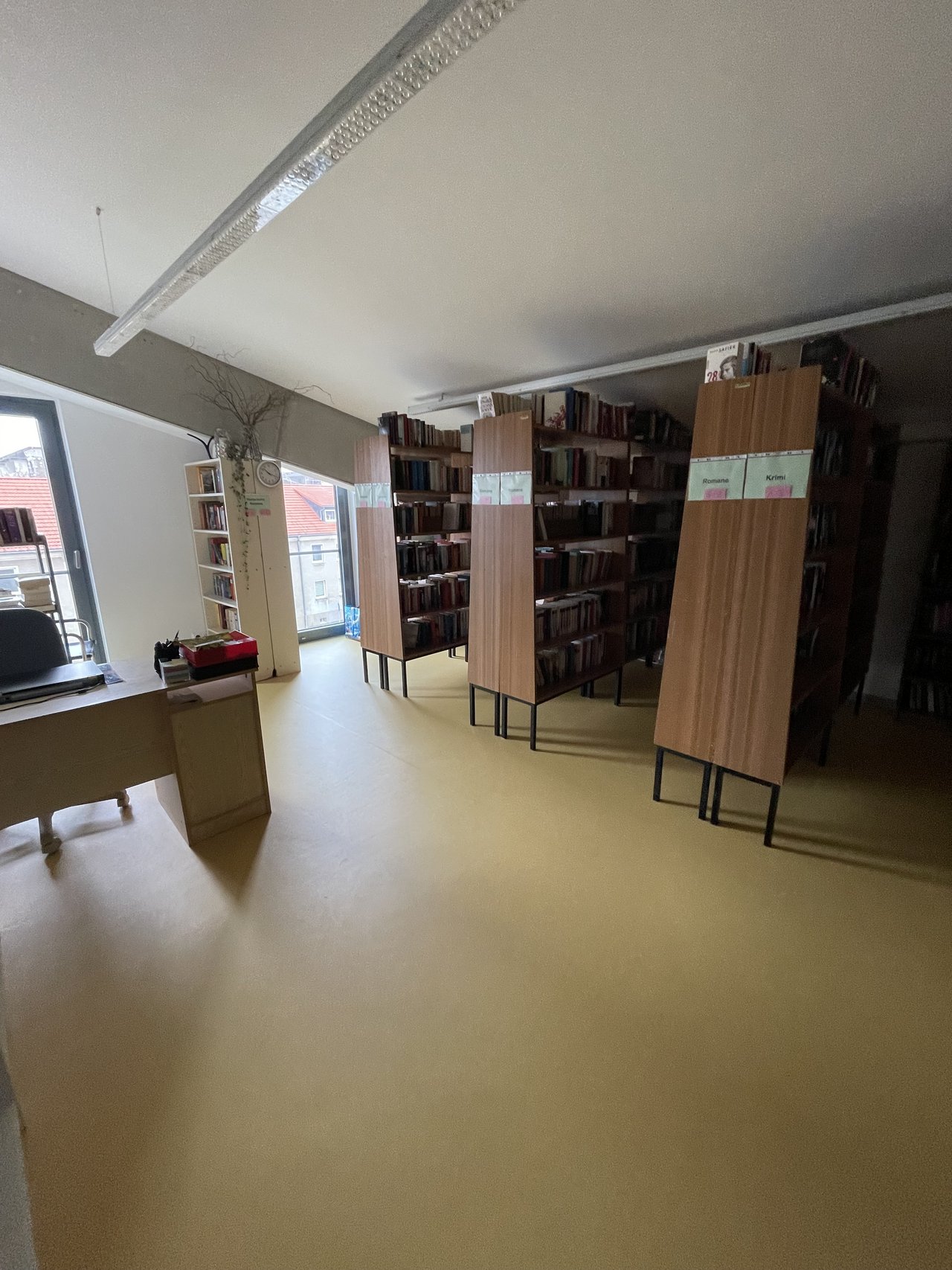 Innenansicht der Bibliothek im Gemeindezentrum, man sieht Bücherregale