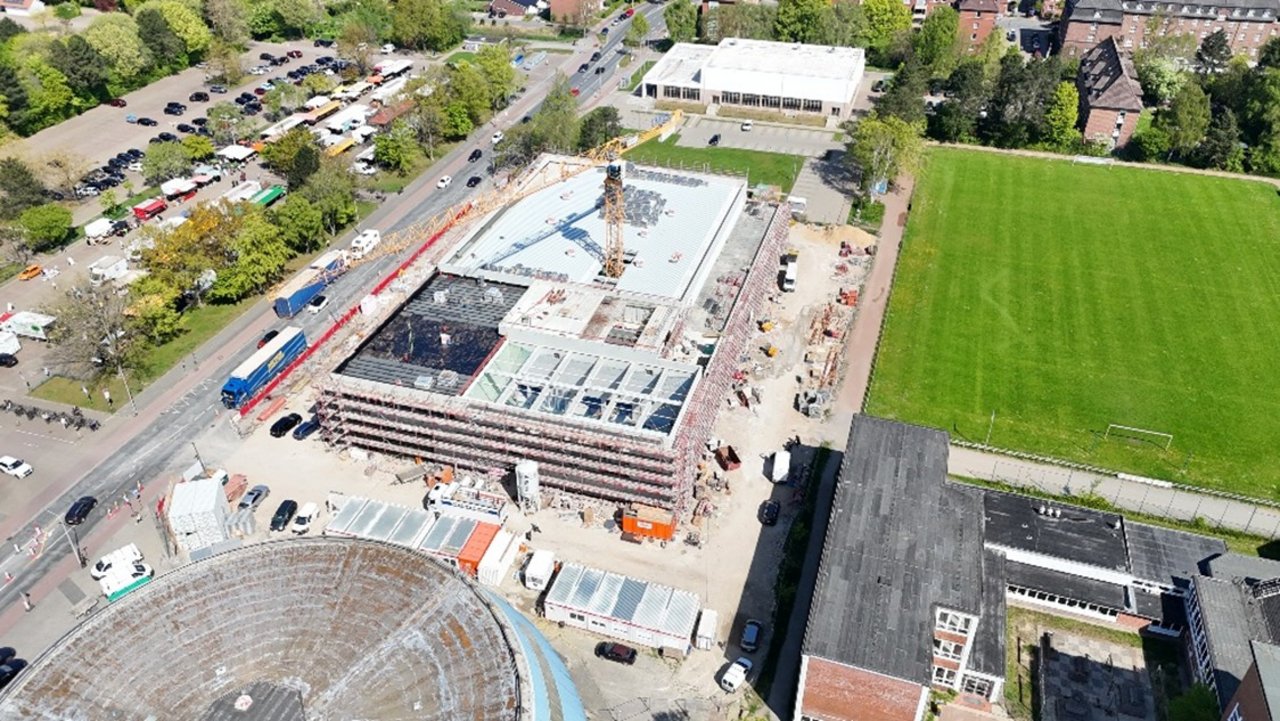 Das Bild zeigt den Baustand der Halle aus der Vogelperspektive.