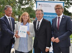 Das Bild zeigt politische Vertreter bei der Übergabe der Förderurkunde