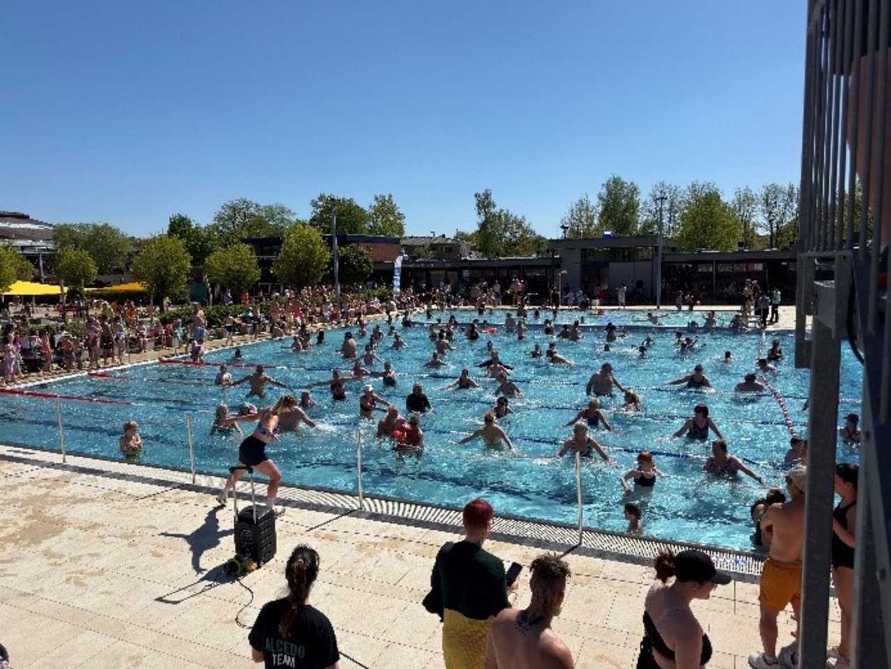 Quelle: Gemeinde Adendorf Das Bild zeigt Menschen beim Aquaaerobic.
