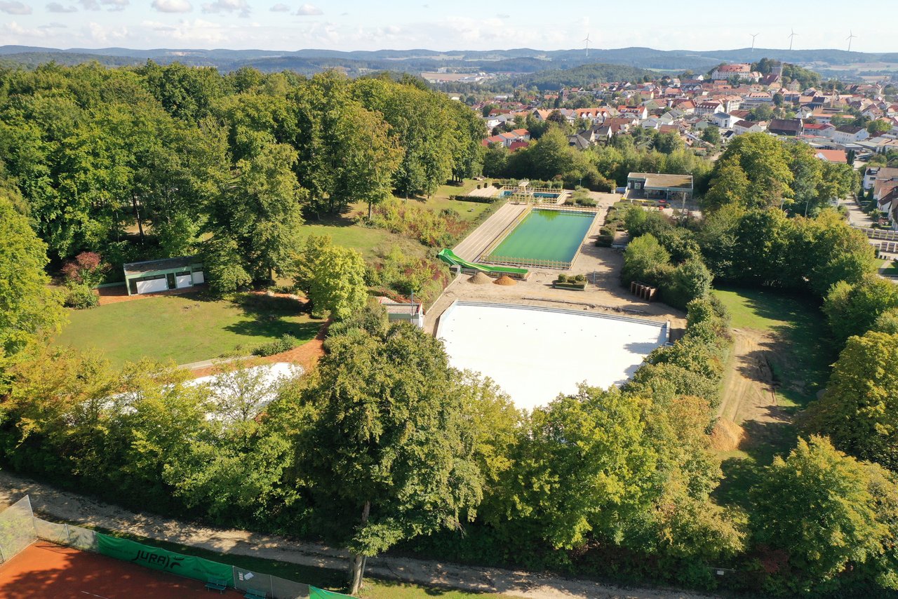Luftbild des zu sanierenden Freibads in Parsberg, Bayern.