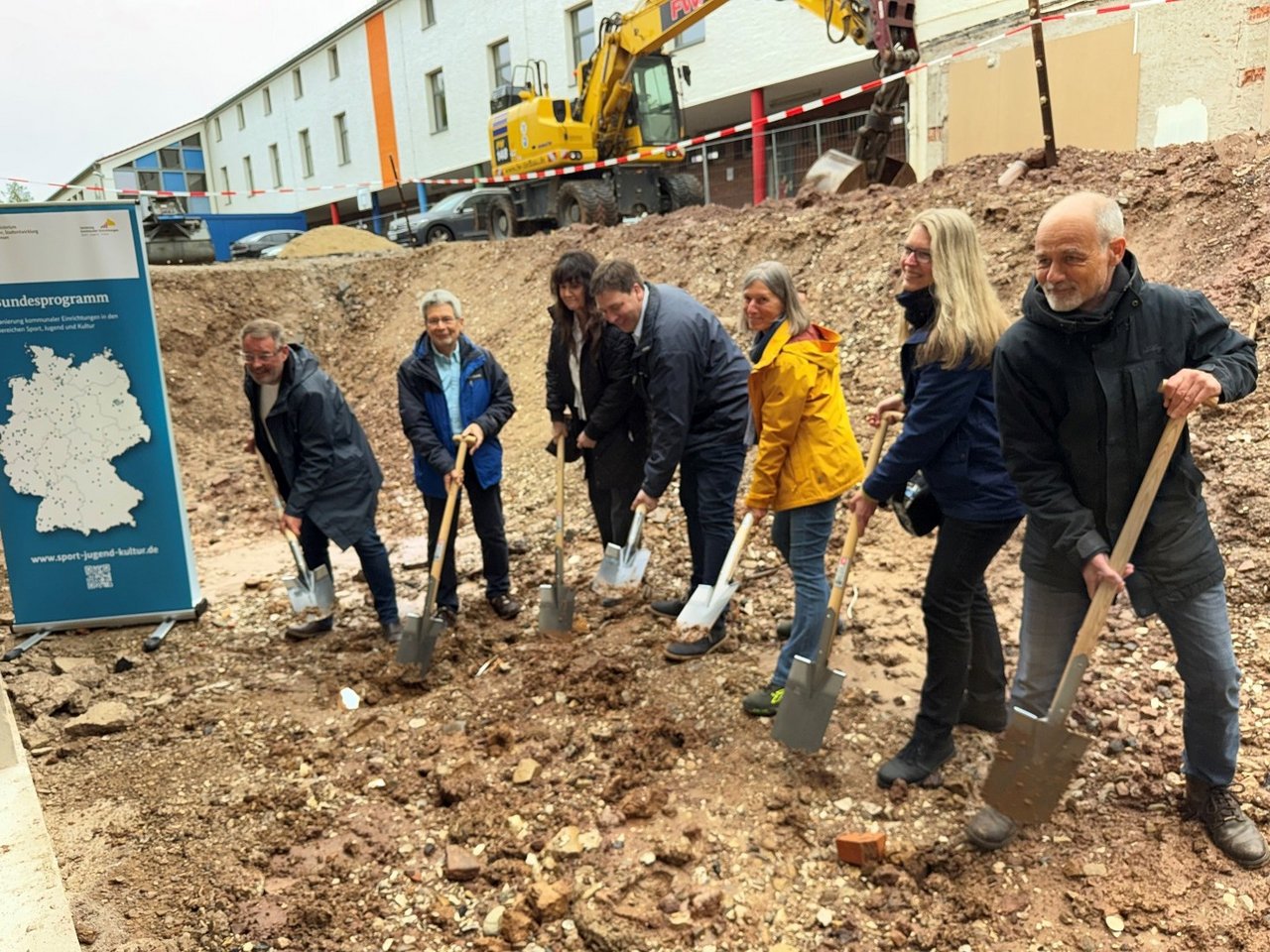 Quelle: Stadt Alfeld (Leine) Das Bild zeigt eine Reihe an Menschen beim symbolischen Spatenstich.