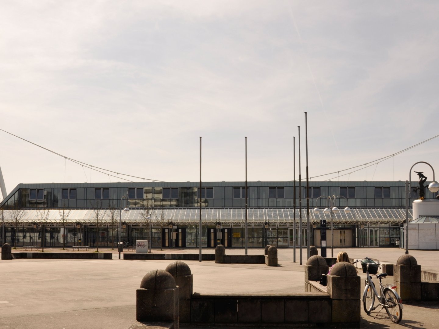 Stadt Karlsruhe l Amt für Hochbau und Gebäudewirtschaft Man sieht ein Sportstadion von außen