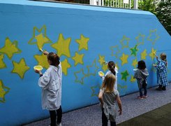 Die Abbildung zeigt Kinder beim Malen