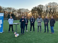 SGM/ K. Schulze Man sieht eine Gruppe Männer bei einer Eröffnungsrede.