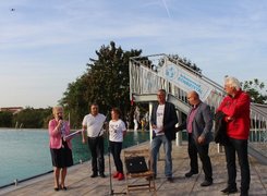 Gemeinde Hohe Börde Das Bild zeigt mehrere hochrangige Vertreter der Stadt, die neben dem Schwimmbecken stehen.