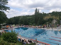 Das Bild zeigt das Schwimmbecken des Terrassenbades