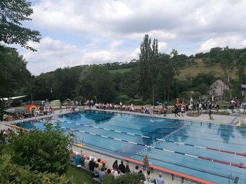 Das Bild zeigt das Schwimmbecken des Terrassenbades