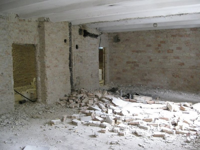 Das Bild zeigt einen entkernten Innenraum.