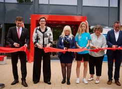 Quelle: Henning Schacht Man sieht sechs Personen, die ein rotes Band durchschneiden.