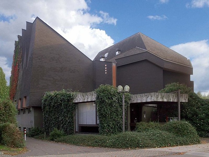 Das Bild zeigt ein Gebäude mit einer auffälligen (Dach-)Form.