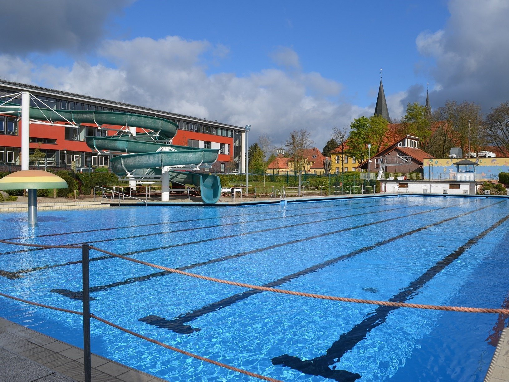 Das Bild zeigt ein Schwimmerbecken in einem Freibad.