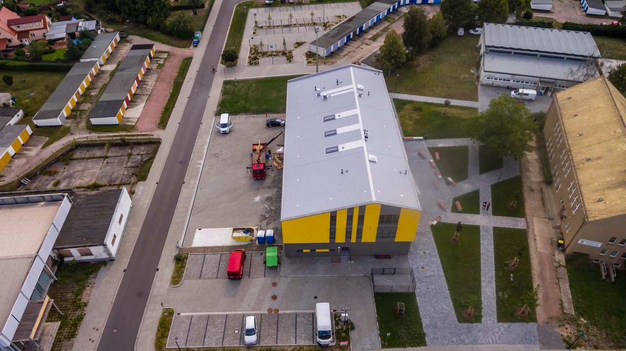 Luftaufnahme des frisch sanierten Gemeindezentrums in Vockerode mit Parkplatz