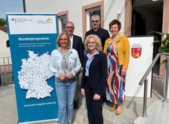 Quelle: Gemeinde Westerngrund Man sieht fünf Personen vor einem Roll Up stehen.