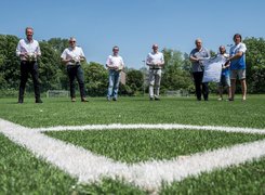 © Stadt Duisburg/Uwe Köppen Das Bild zeigt mehrere Männer in einer Gruppe auf einem Fuballfeld.