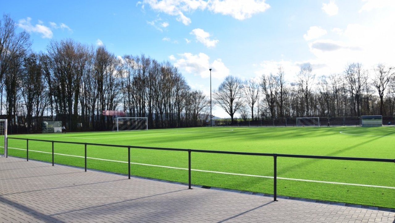 Der fertig sanierte Kunstrasenplatz im Stadtteil Kirchherten in Bedburg, Nordrhein-Westfalen.