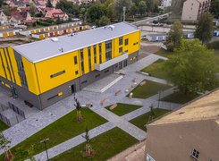 © Ralf Torger Luftaufnahme des gelb gestrichenen Gemeindezentrums