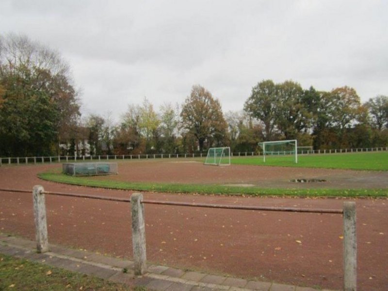 Das Bild zeigt einen Sportplatz.