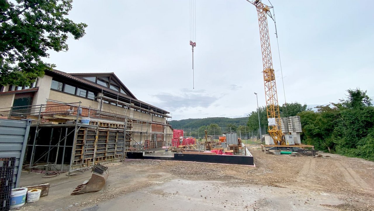 Baufortschritte am Erweiterungsbau der Sporthalle Donaustauf, Bayern.