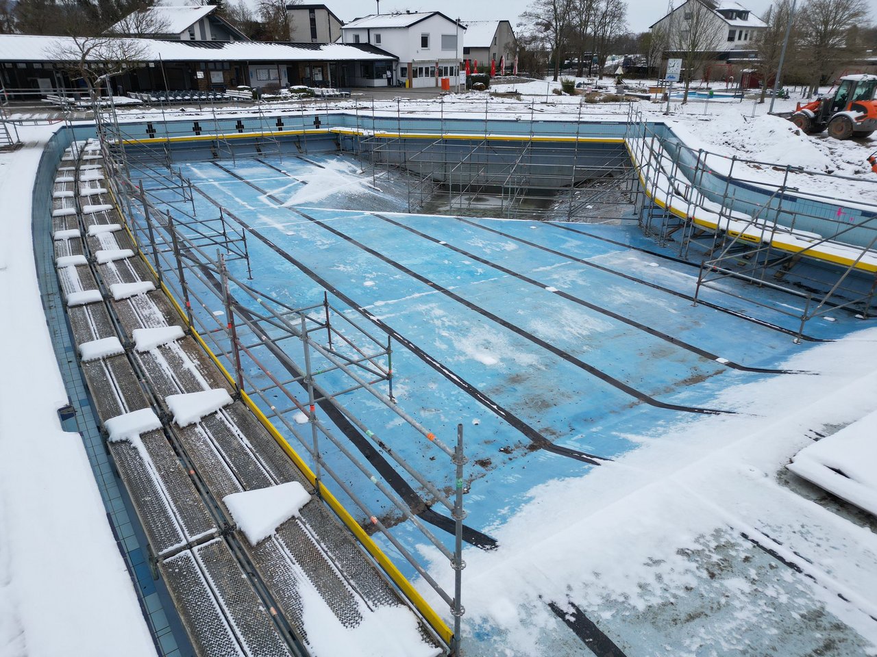 Winterliche Eindrücke vom Baufortschritt an der Sanierung des Freizeitbads in Nordstemmen, Niedersachsen.