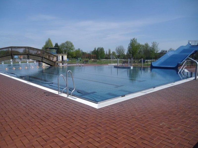 Das Bild zeigt ein Schwimmbecken in einem Freibad.