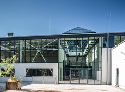 © Sprinkenhof GmbH Das Bild zeigt eine Glasfront im Innenhof