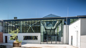 © Sprinkenhof GmbH Das Bild zeigt eine Glasfront im Innenhof