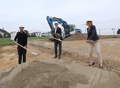 © Stadt Laupheim, Bereich Marketing und Öffentlichkeitsarbeit / Sarah Rieder Das Bild zeigt kommunale Vertreterinnen und Vertreter beim Spatenstich