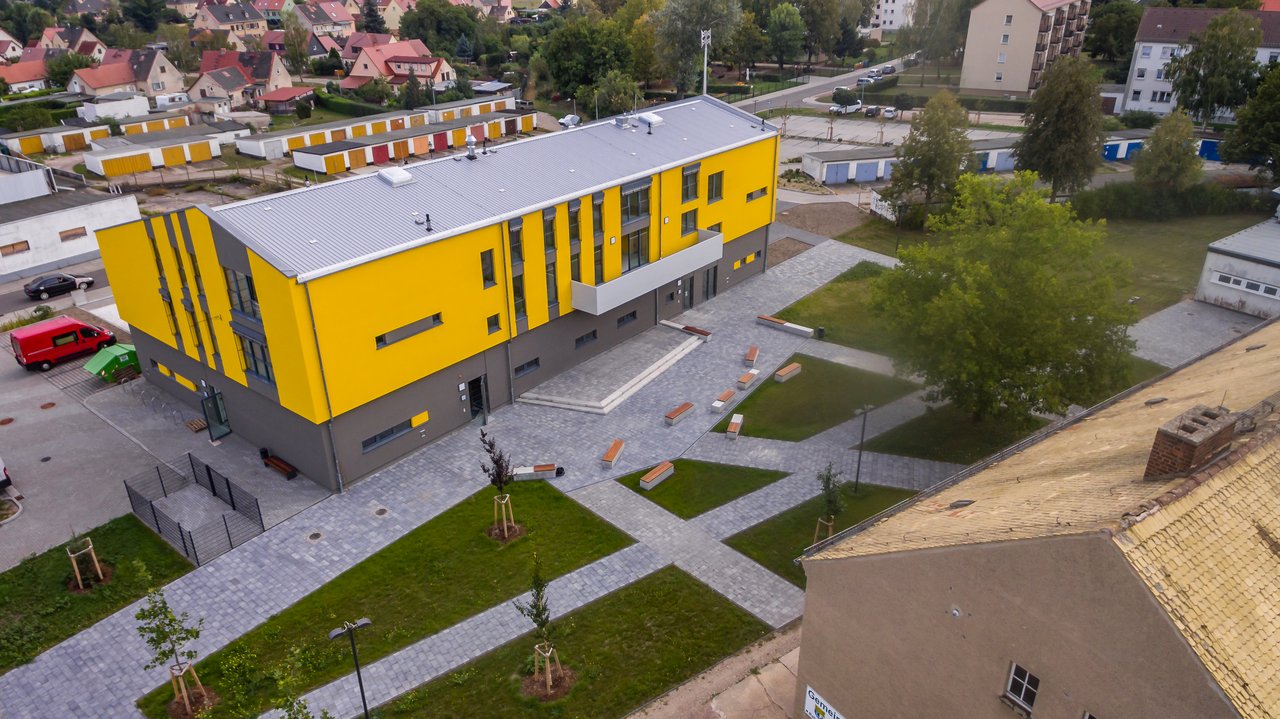 Luftaufnahme des frisch sanierten Gemeindezentrums in Vockerode