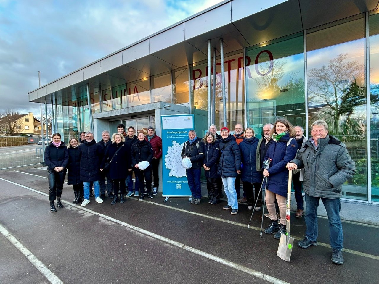 Das Bild zeigt eine Gruppe von Menschen beim symbolischen Spatenstich für die Sanierung des Hallenbades in Weingarten.