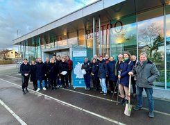 Das Bild zeigt eine Gruppe von Menschen beim symbolischen Spatenstich für die Sanierung des Hallenbades in Weingarten.