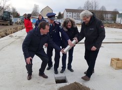 Das Bild zeigt kommunale Verteter bei der Versenkung einer Zeitkapsel