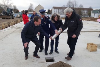 Das Bild zeigt kommunale Verteter bei der Versenkung einer Zeitkapsel