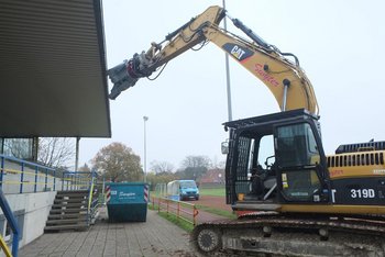 Das Bild zeigt den Abriss der alten Tribüne