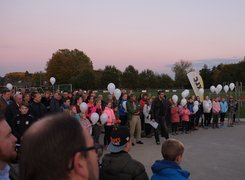 Das Bild zeigt Gäste bei der Einweihungsfeier