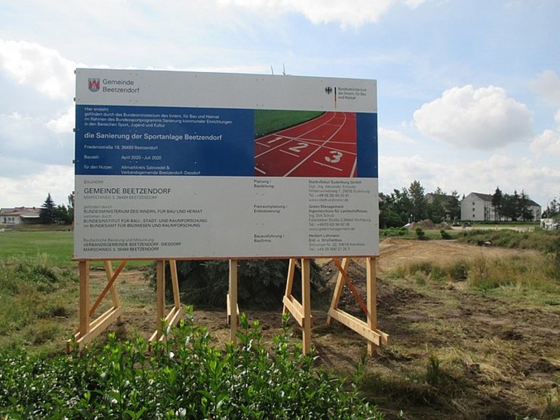 Bauschild zur Sanierung der Sportanlage an der Friedensstraße
