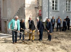 Das Bild zeigt kommunale Vertreter beim Spatenstich