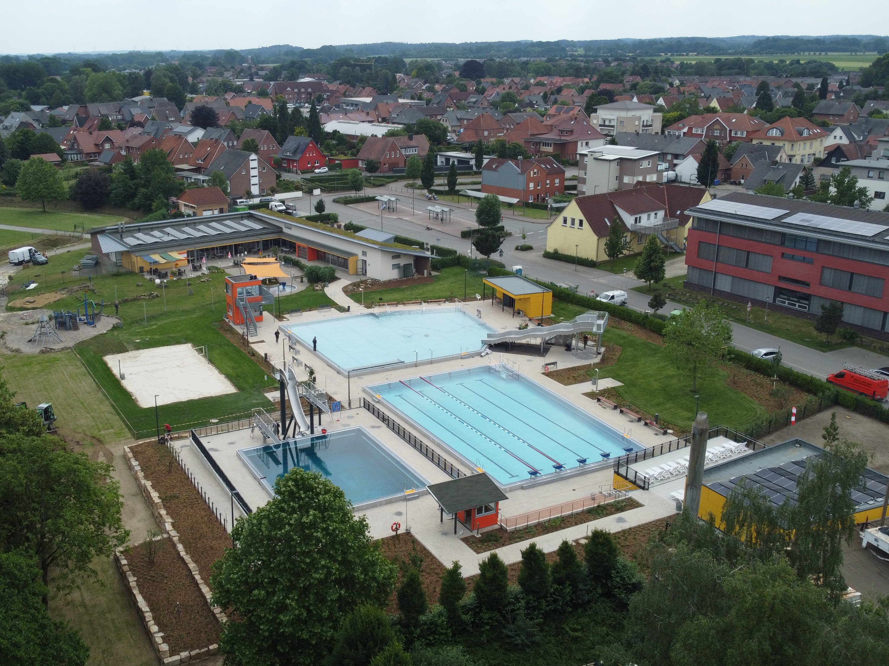 Auf diesem Bild sieht man das fertiggestellte Schwimmbad.