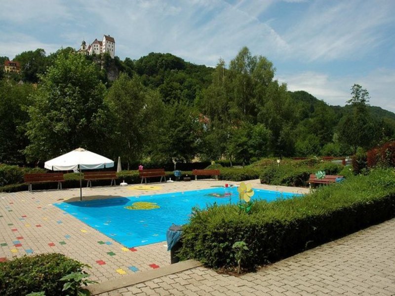Das Bild zeigt ein Schwimmbecken in einem Freibad