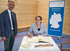 Henning Schacht Bundesministerin für Wohnen, Stadtentwicklung und Bauwesen, Klara Geywitz undBürgermeister Jörg Schmeißer beim Eintrag in das goldene Buch der Stadt.