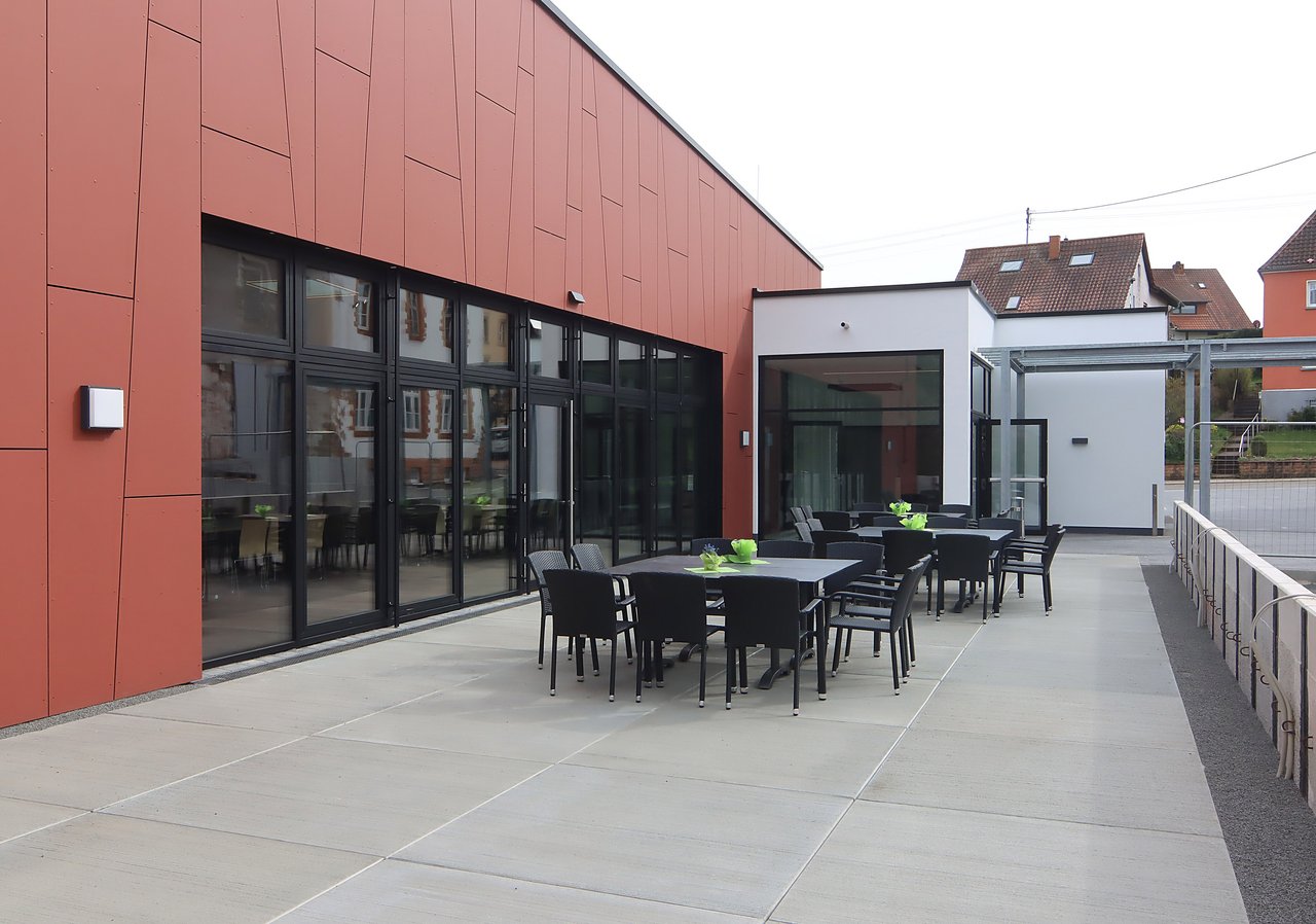 Quelle: Kreisstadt St. Wendel/Josef Bonenberger Das Bild zeigt den Ersatzneubau des Gemeindezentrums Winderbach. Zu sehen ist eine sanierte Terasse.