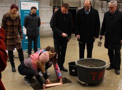 © Gemeinde Kreba-Neudorf Das Bild zeigt zwei Schülerinnen der ortsansässigen Grundschule
