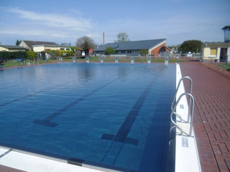 Das Bild zeigt ein Schwimmbecken in einem Freibad.