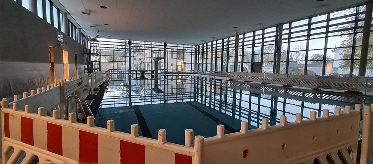 Schwimmbecken des Hallenbades in Königswinter, Nordrhein-Westfalen, während der Sanierung 