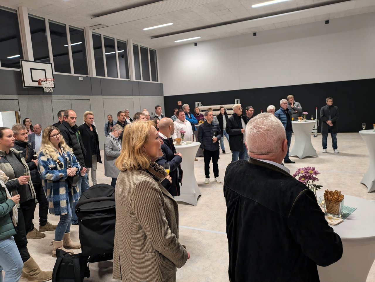 Gemeinde Hürtgenwald, Katja van Wersch Das Bild zeigt mehrere Personen, die einer Rede zuhören.